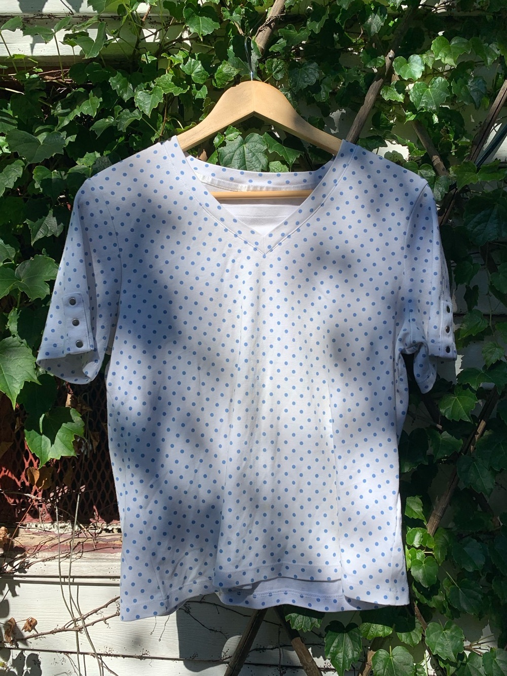 Polka dot white/blue V-neck tee shirt